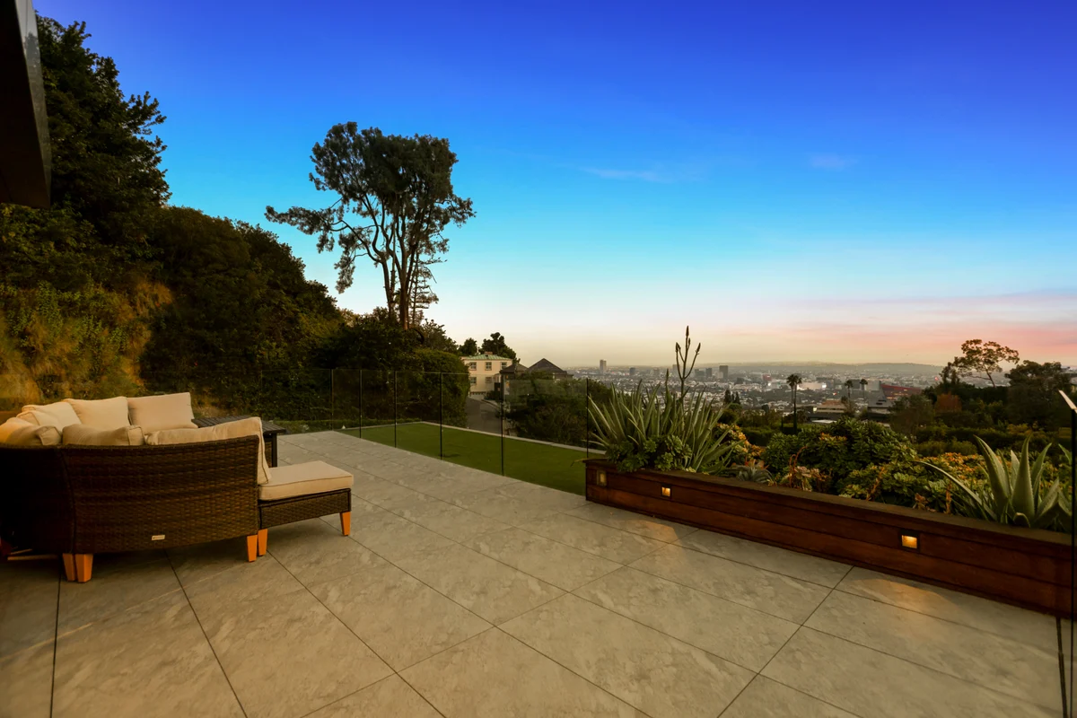 Wander Hollywood Crest