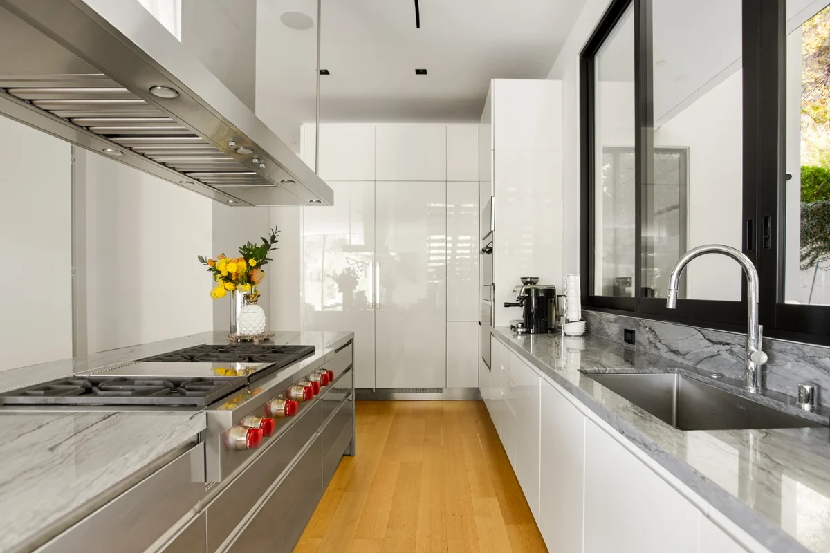 Wander Hollywood Crest