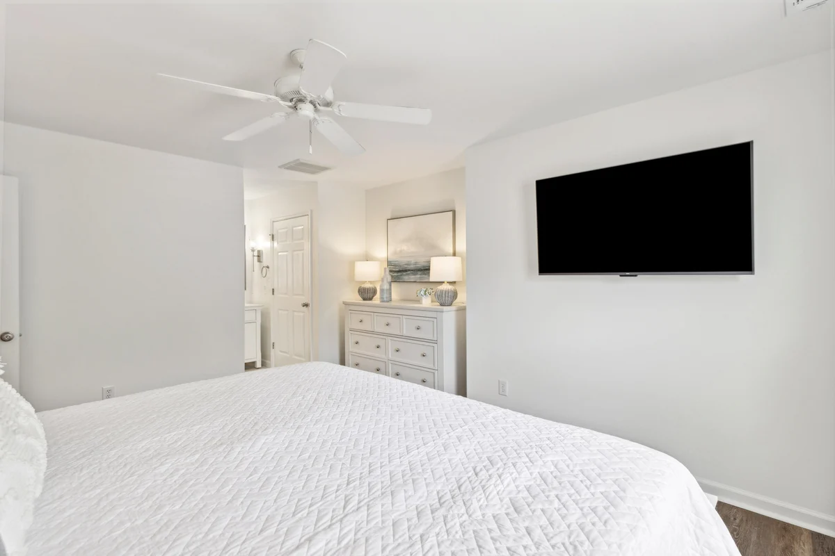 Bedroom 6 image 1