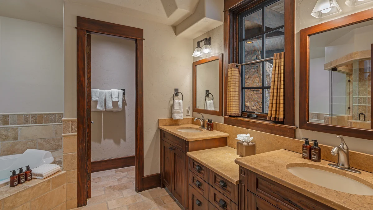 Bathroom 4 image 1