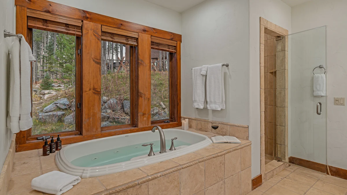 Bathroom 1 image 1