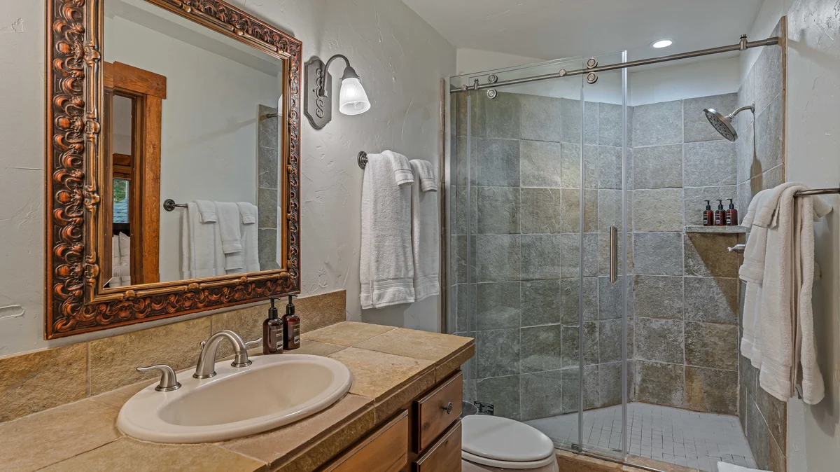 Bathroom 3 image 1