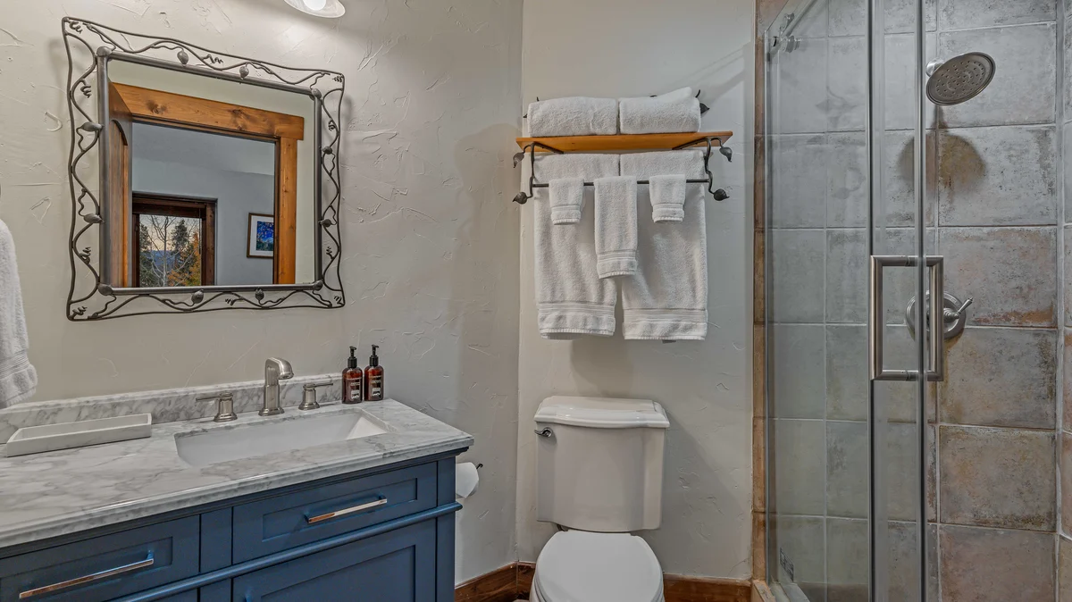 Bathroom 4 image 1