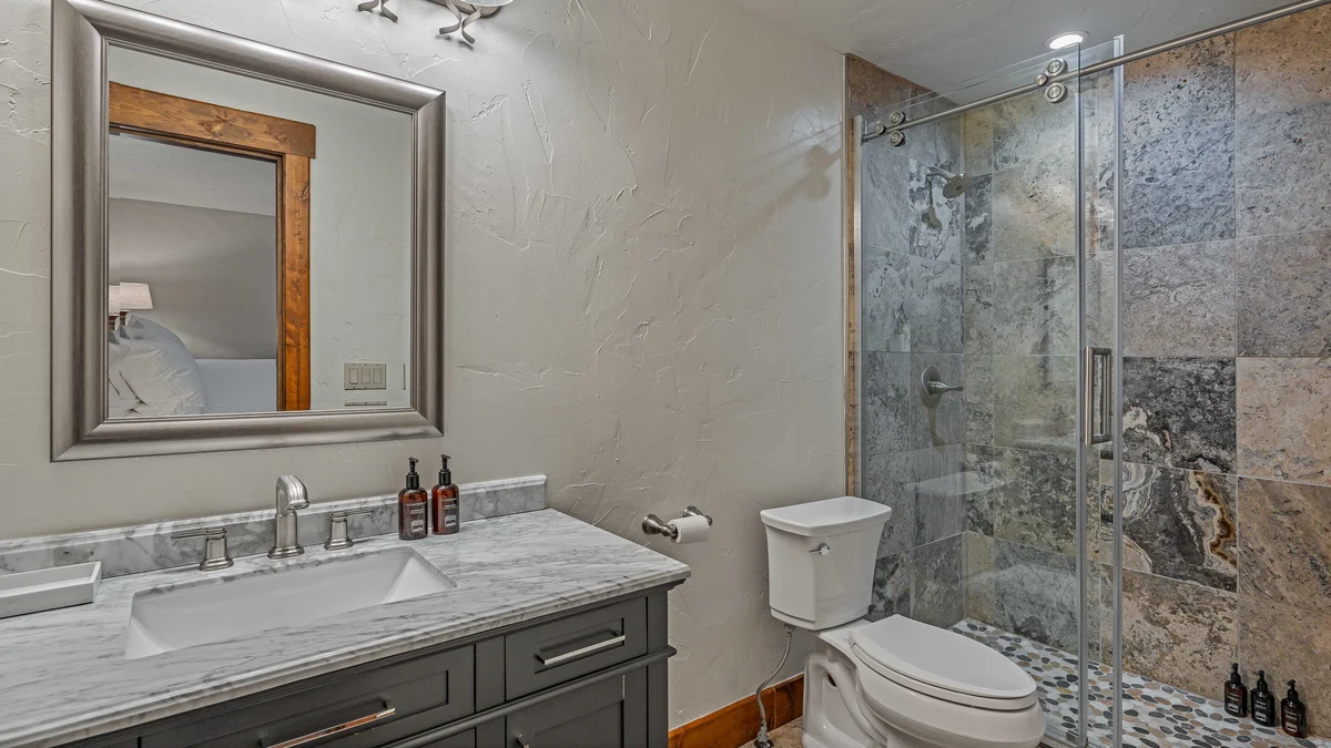 Bathroom 5 image 1