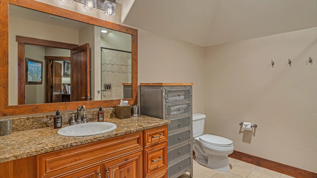 Bathroom 1 image 1