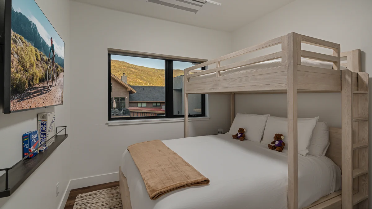Bedroom 2 image 1