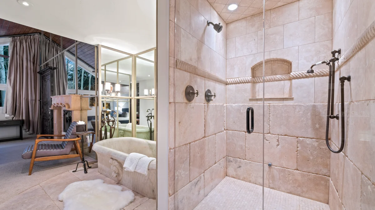Bathroom 2 image 1
