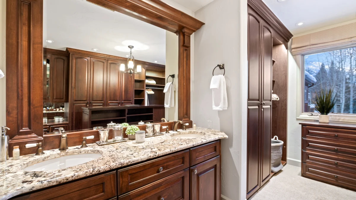 Bathroom 1 image 1