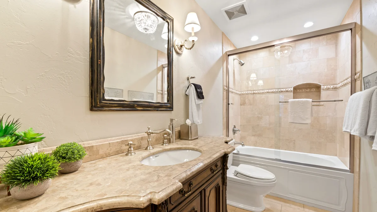 Bathroom 4 image 1