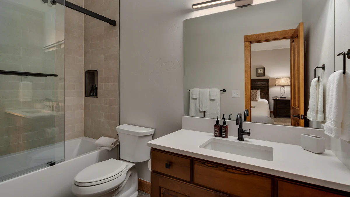 Bathroom 1 image 1