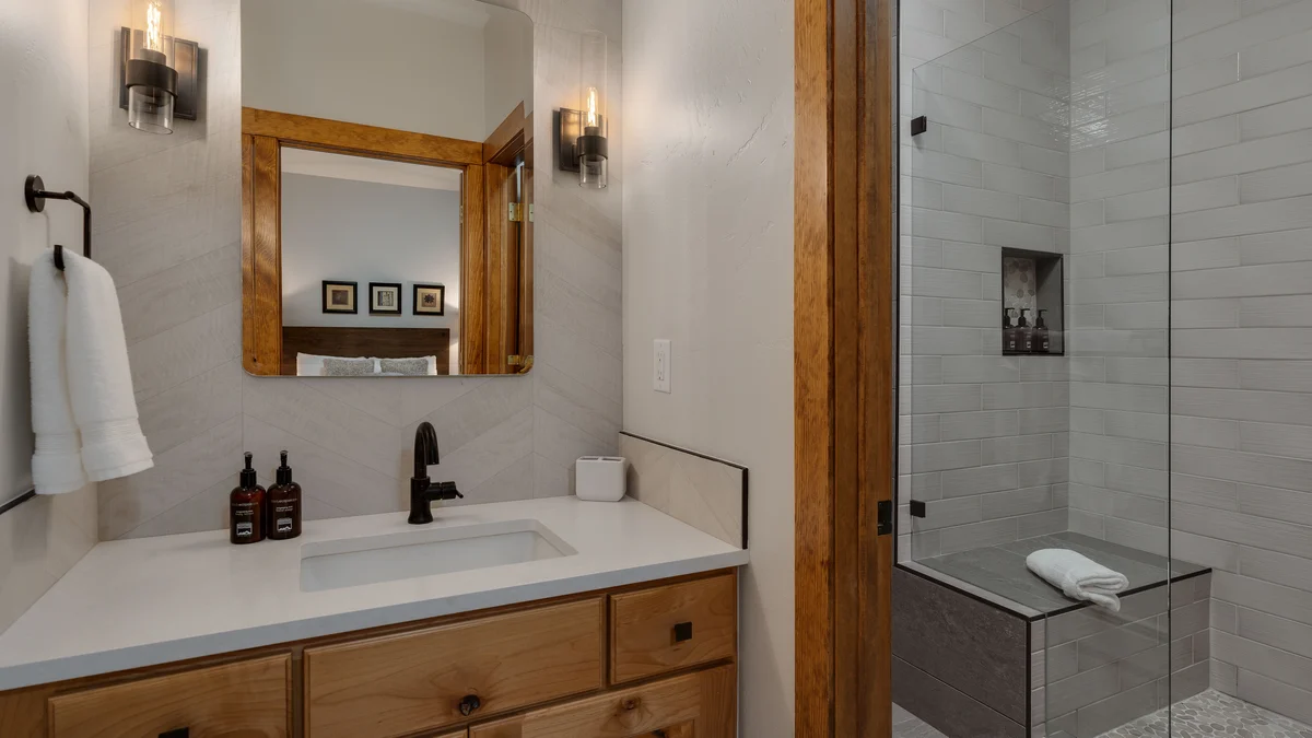 Bathroom 4 image 1
