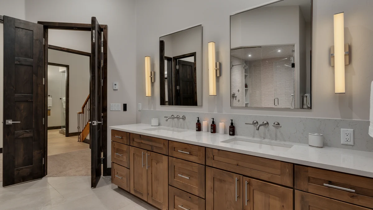 Bathroom 3 image 1