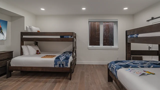 Bedroom 5 image 1