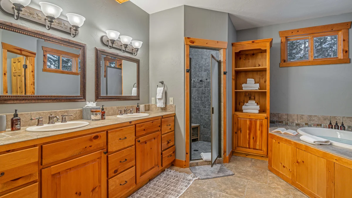 Bathroom 1 image 1