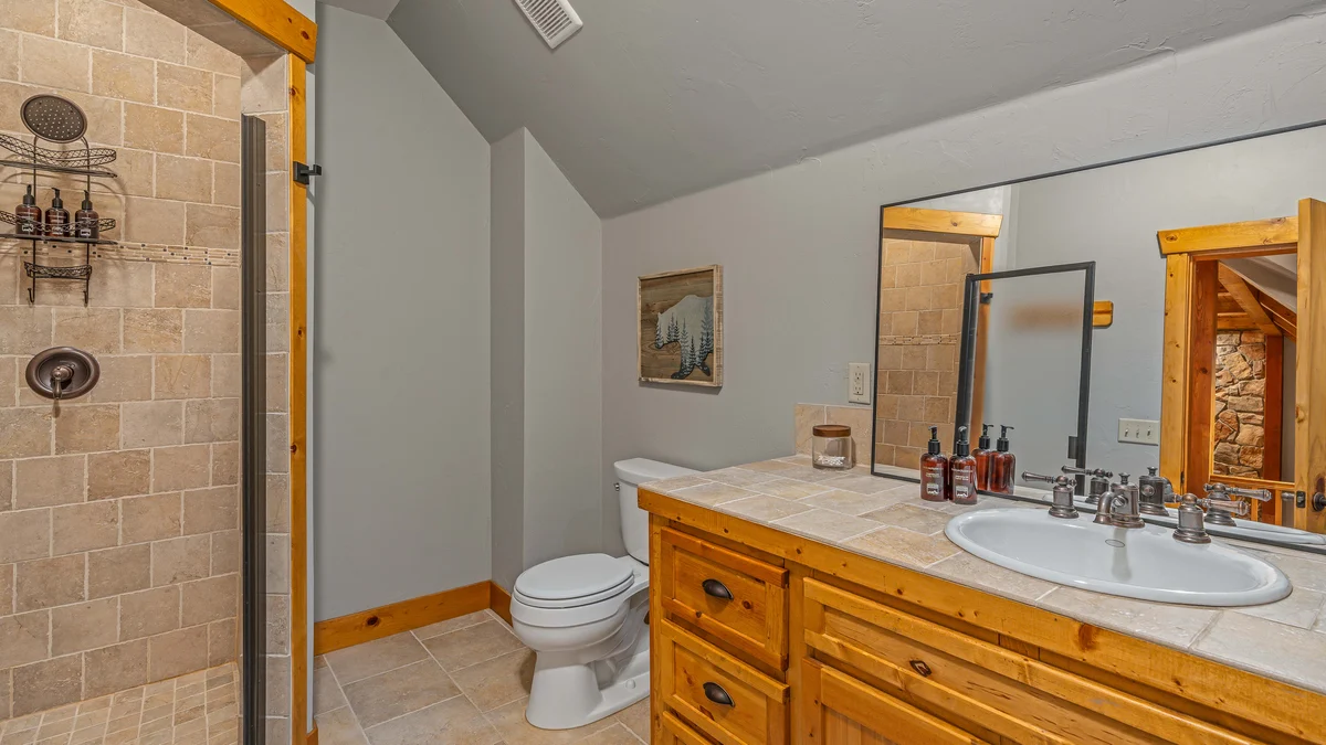 Bathroom 3 image 1