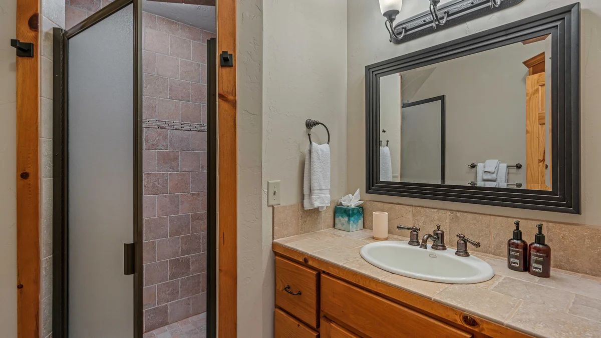 Bathroom 5 image 1