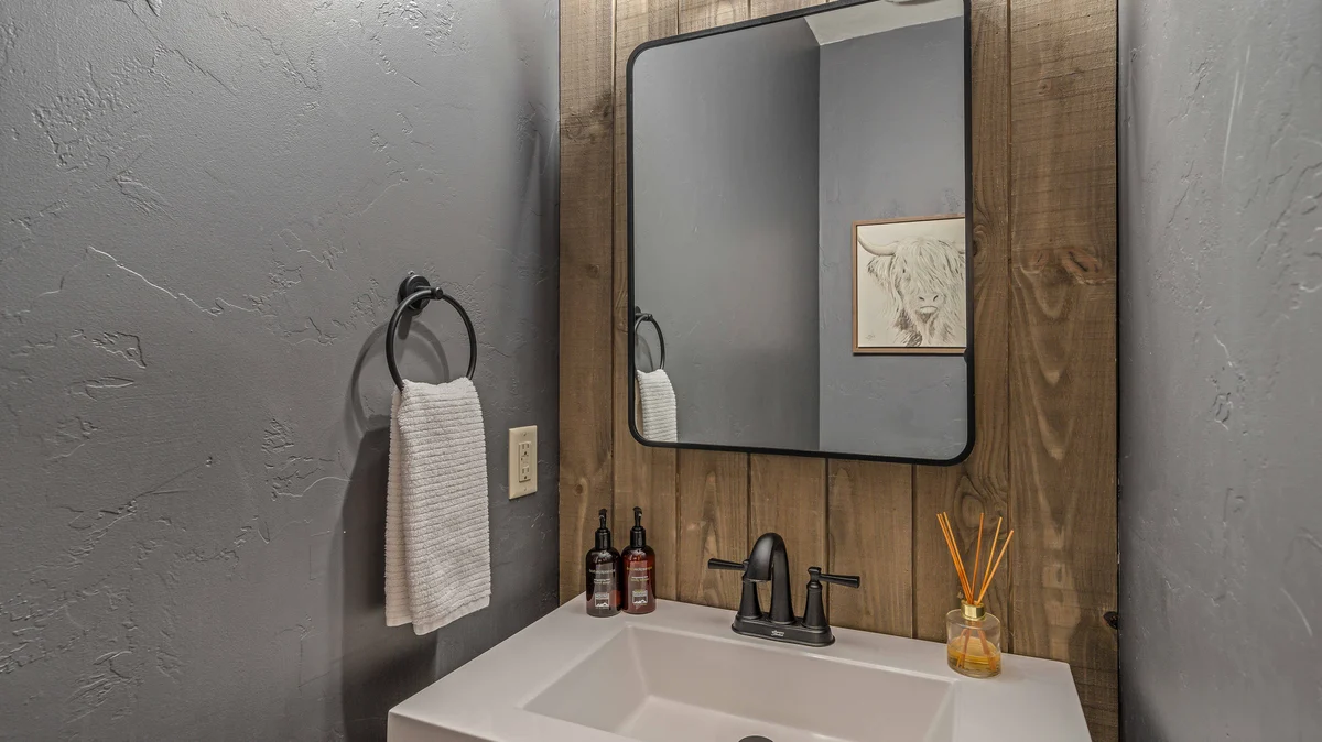 Bathroom 4 image 1