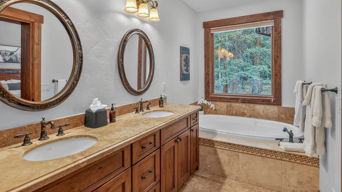 Bathroom 1 image 1