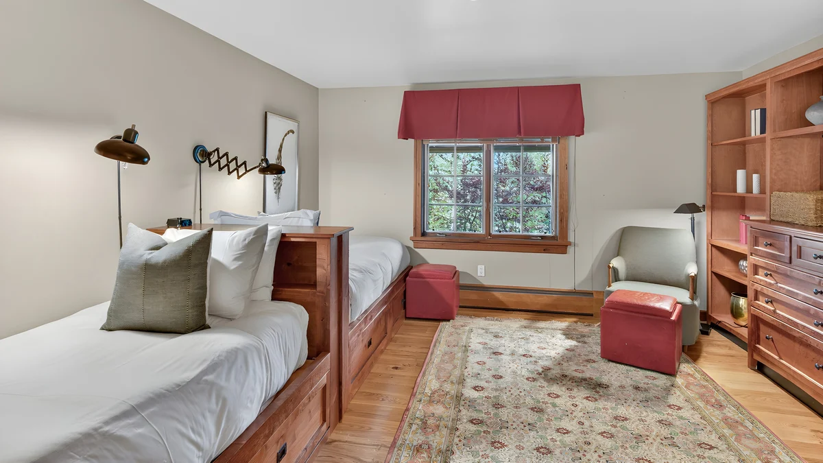 Bedroom 5 image 1