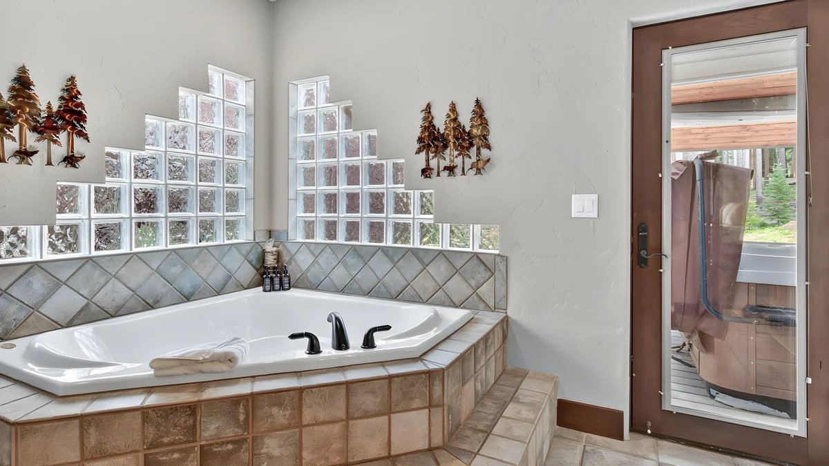 Bathroom 2 image 1