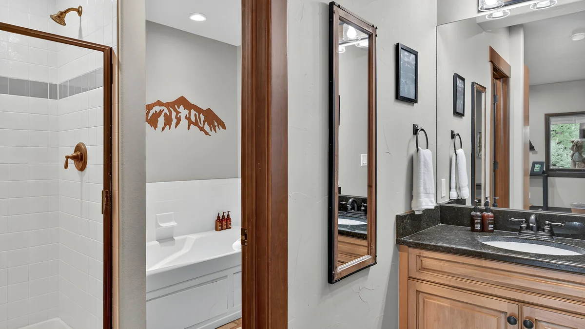 Bathroom 4 image 1