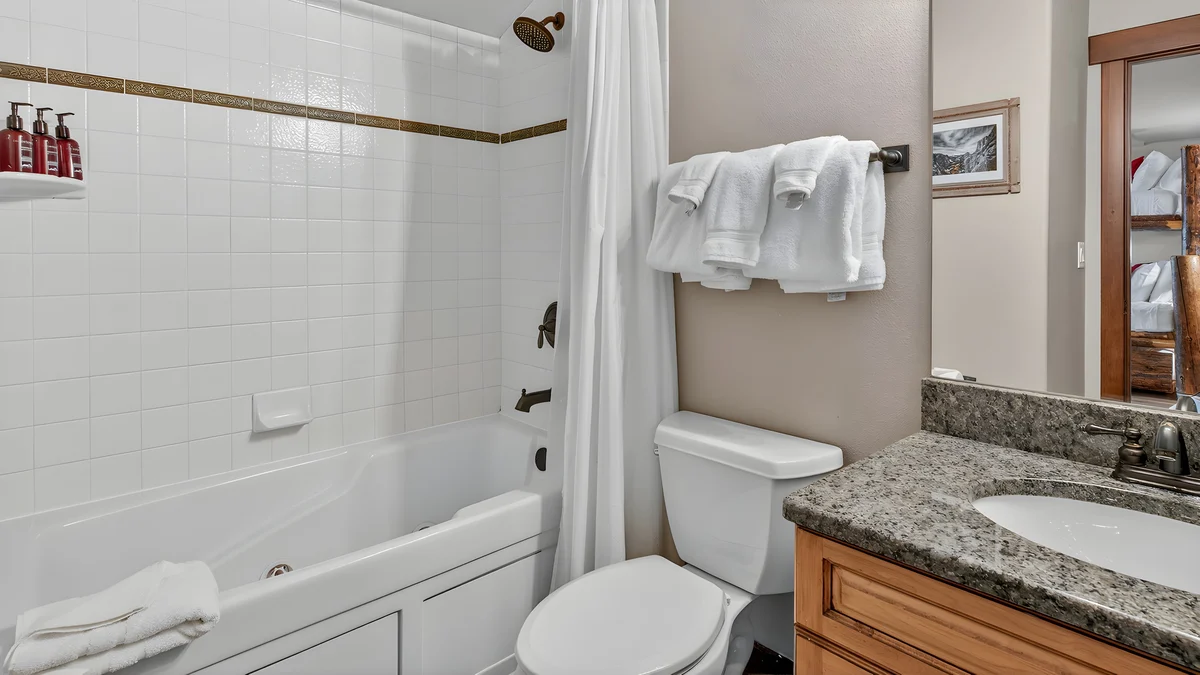 Bathroom 1 image 1