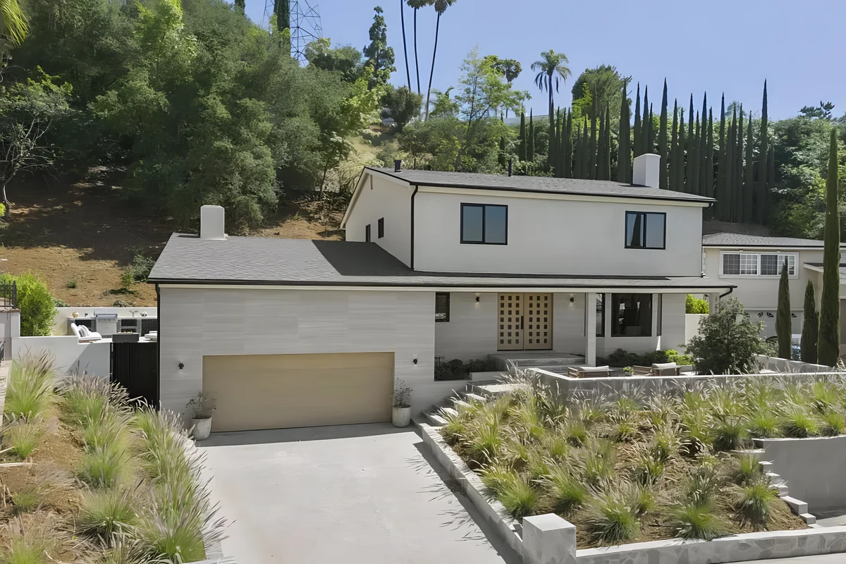 The Dona Modern: Prime Studio City Location with Indoor-Outdoor Flow