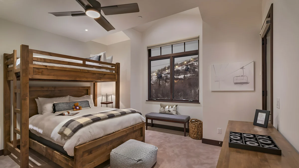 Bedroom 5 image 1
