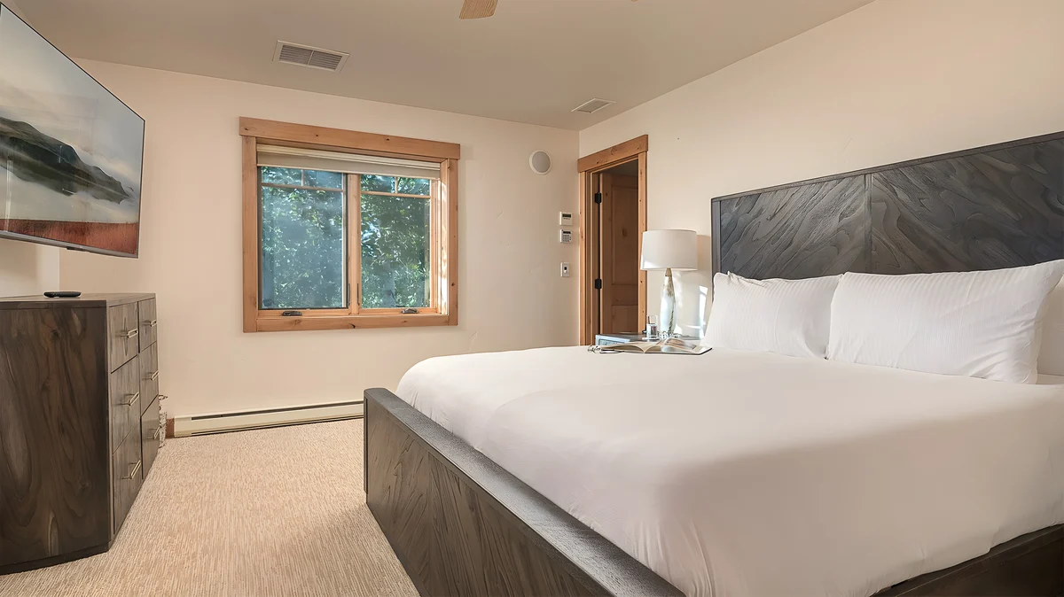 Bedroom 1 image 1