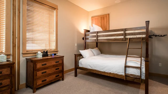 Bedroom 5 image 1