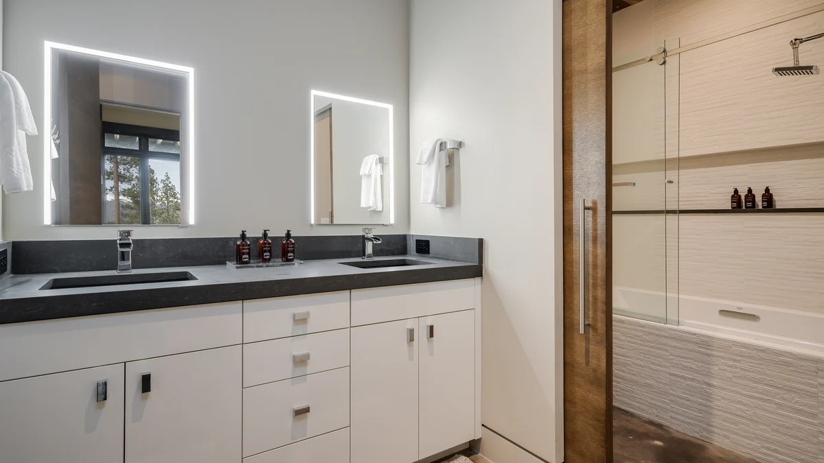 Bathroom 1 image 1
