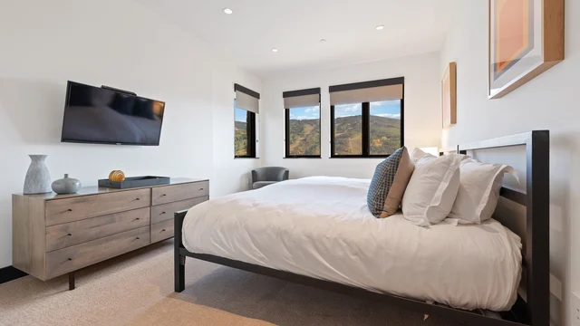 Bedroom 2 image 1