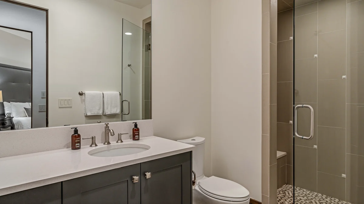 Bathroom 3 image 1