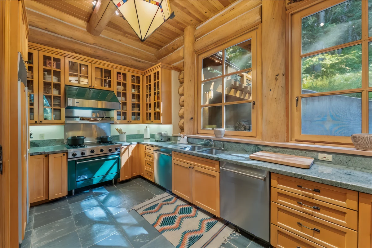 Treehouse Lodge #20