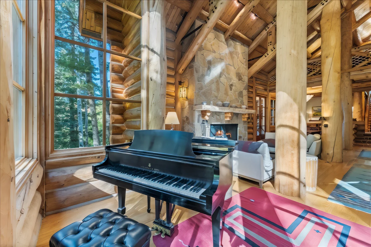 Treehouse Lodge #75