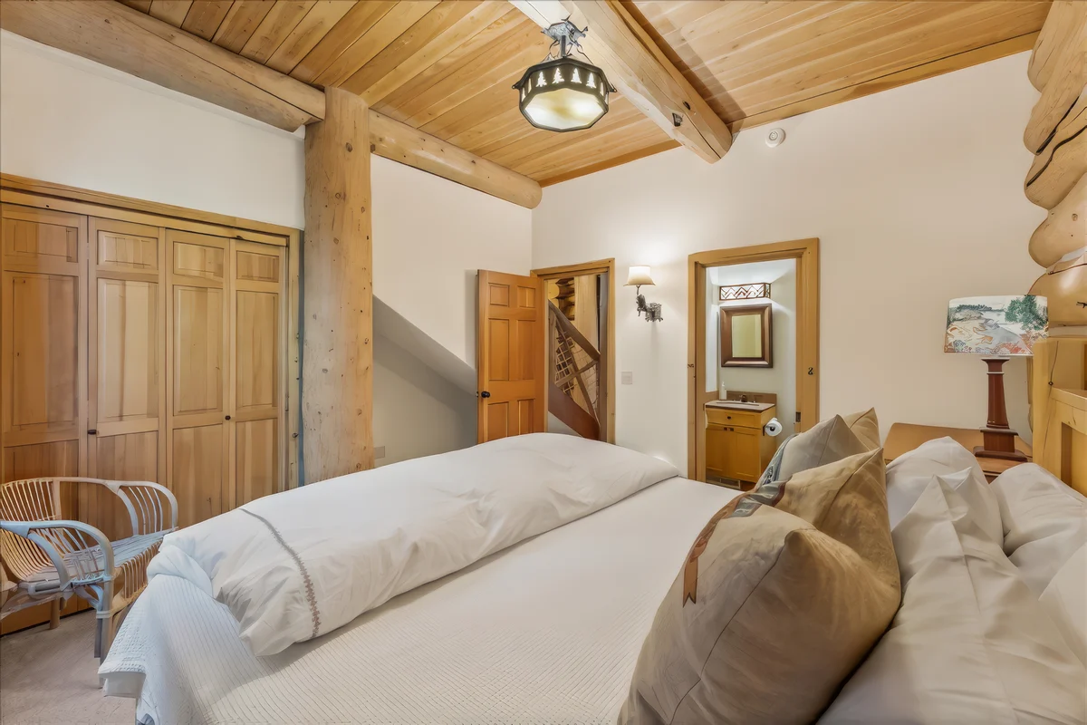 Treehouse Lodge #21