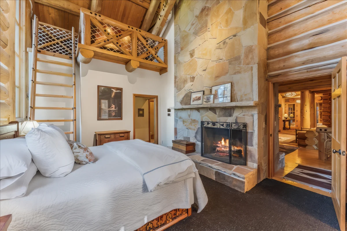 Treehouse Lodge #22