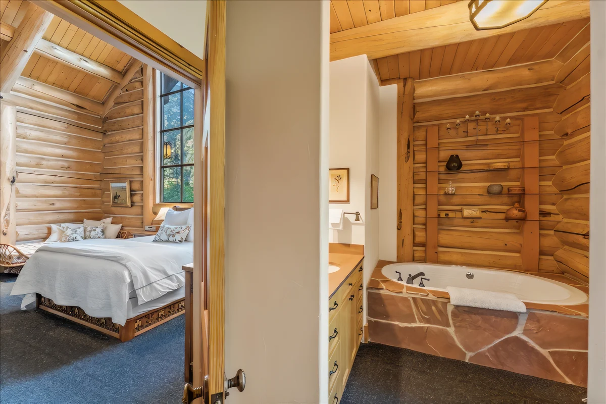 Treehouse Lodge #32