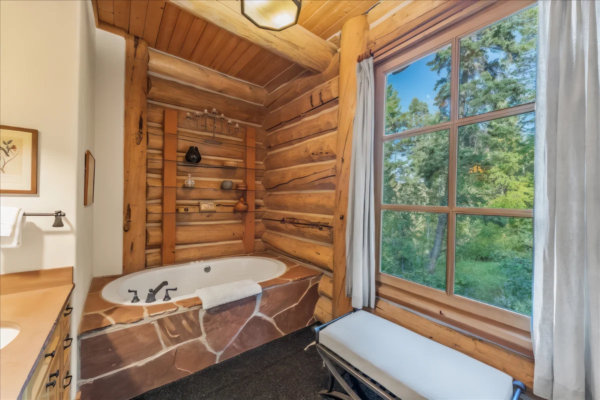 Treehouse Lodge #23