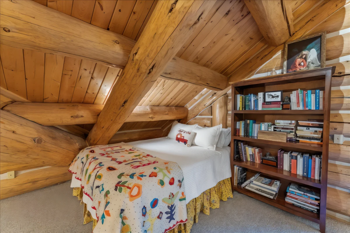 Treehouse Lodge #76