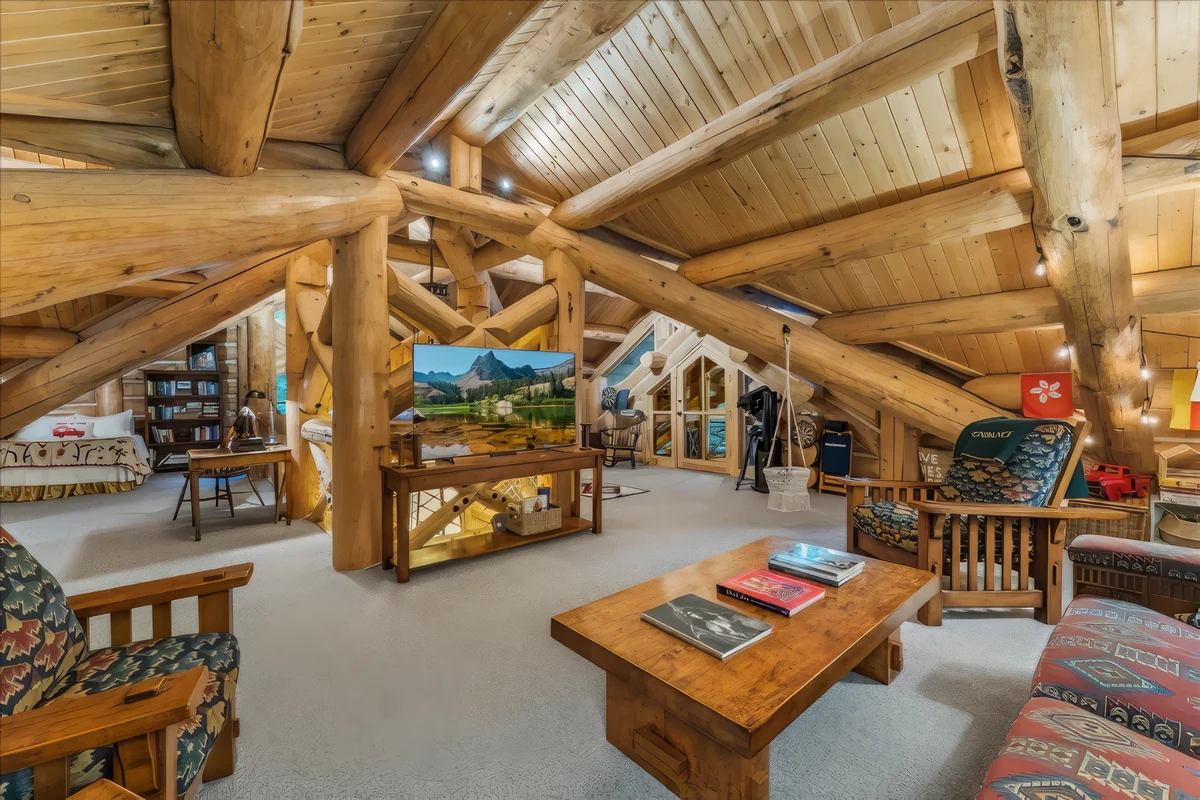 Treehouse Lodge #33