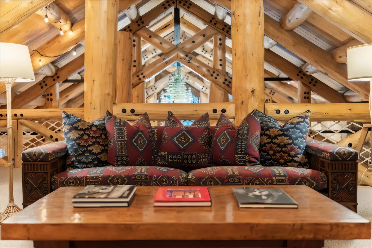 Treehouse Lodge #24
