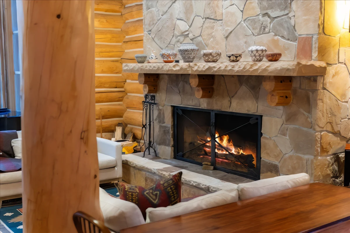 Treehouse Lodge #52