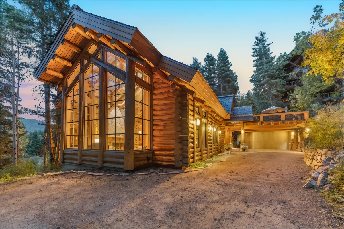 Treehouse Lodge #77