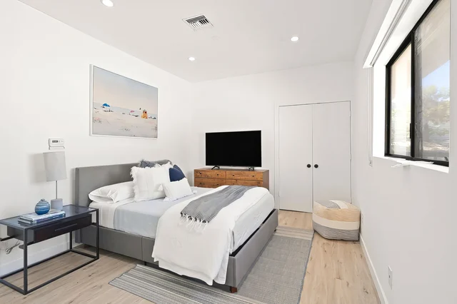 Bedroom 5 image 1