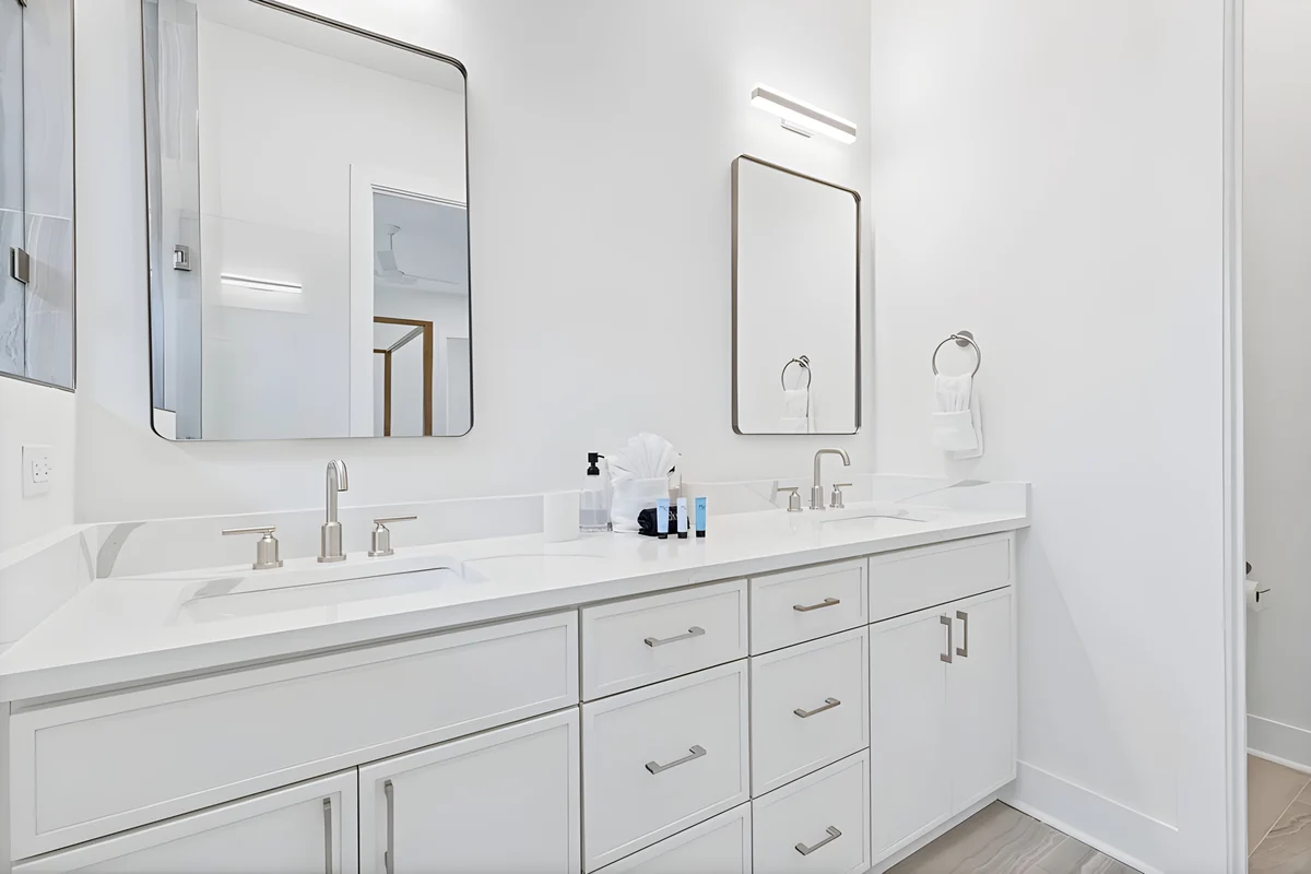 Ensuite Bathroom 1 image 1