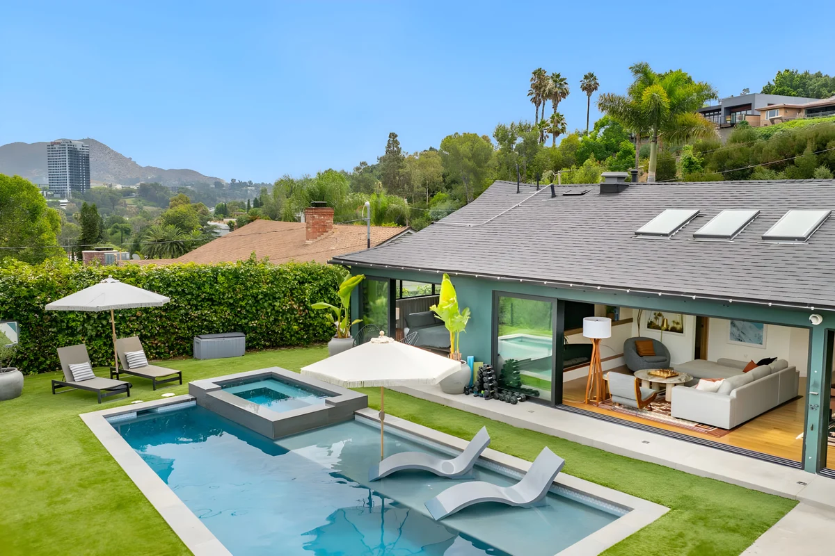 Home in Los Angeles property photo 2