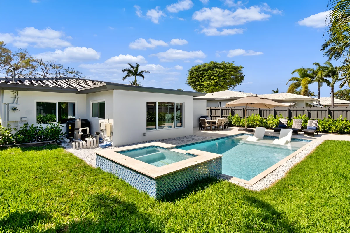 Wander Poinsettia Heights Shores