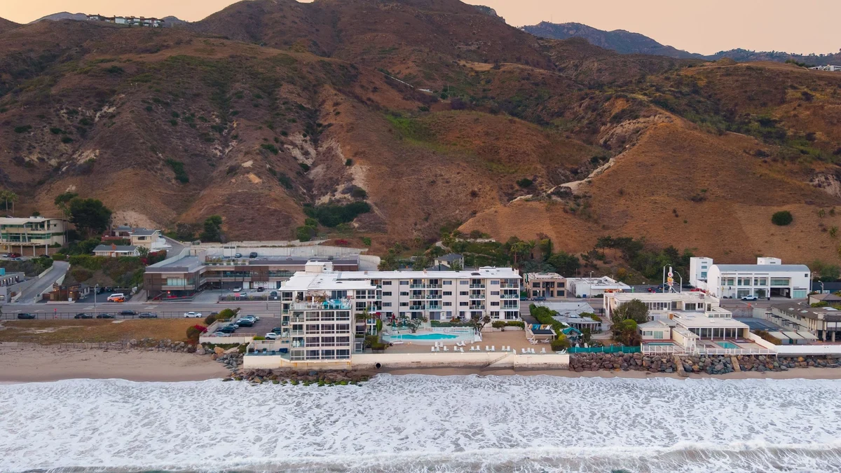 Wander Carbon Beach Shores