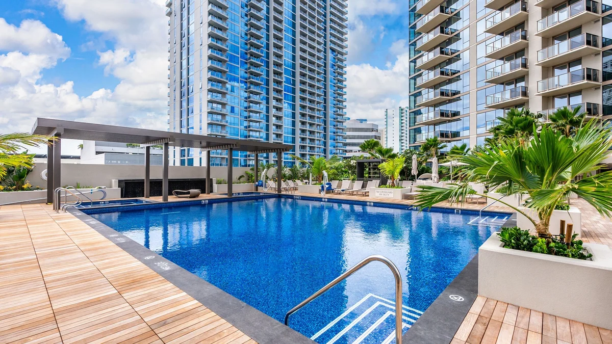 Wander Honolulu Skyline